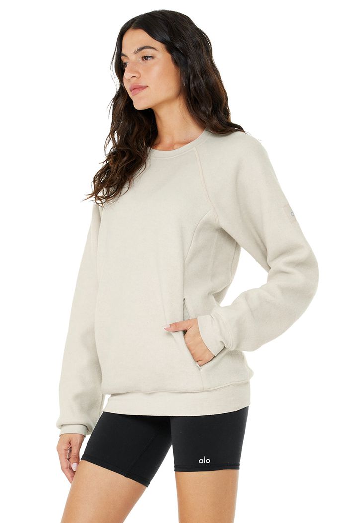 Long Sleeve Alo Yoga Triumph Crew Neck Sweatshirt Damskie Beżowe | JBDQU9802